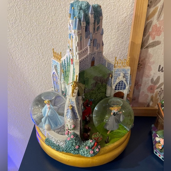Disneyland Exclusive 3 in 1 Musical Snow Globe Aurora, Cinderella and Snow White - Picture 9 of 11